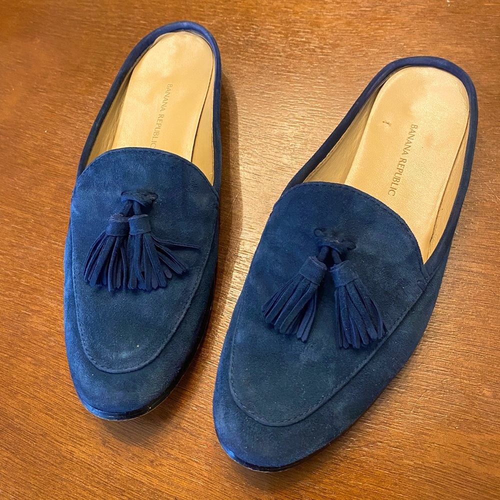Womens blue suede Banana Republic tassel mule slides.